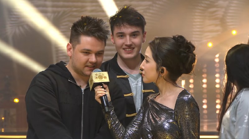 Dota2 Live: Yatoro: "I have 55th percentile. I lost all my predicts."ترجمه Gemini:‏یاتورو: «من پرتایل ۵۵ ام. تمام پیش‌بینی‌هام رو با