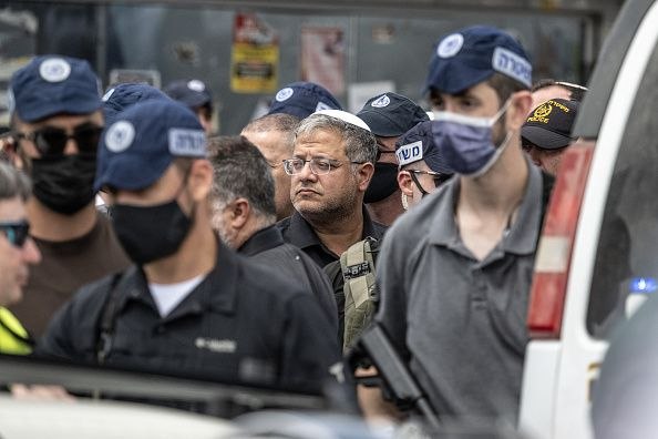 לשכת הסברה דחופה לאסירים: בן גביר הסתער לכלא הנגב והוציא צווים להחרים את שאר בגדי האסירים