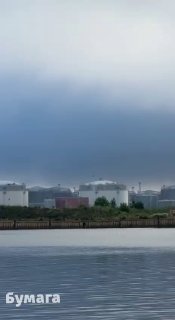 В Петербурге горит нефтяной терминал после атаки ВСУ. Губернатор города попросил петербуржцев не выходить на улицу Петербург и Ленобласть в ночь на 4 июля подверглись массированному налету беспилотников, пишет «Бумага», а также украинский мониторинговый ка