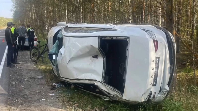 У Lada Vesta заклинило руль на трассе, из-за чего машины вылетела в кювет — подушки безопасности не  2