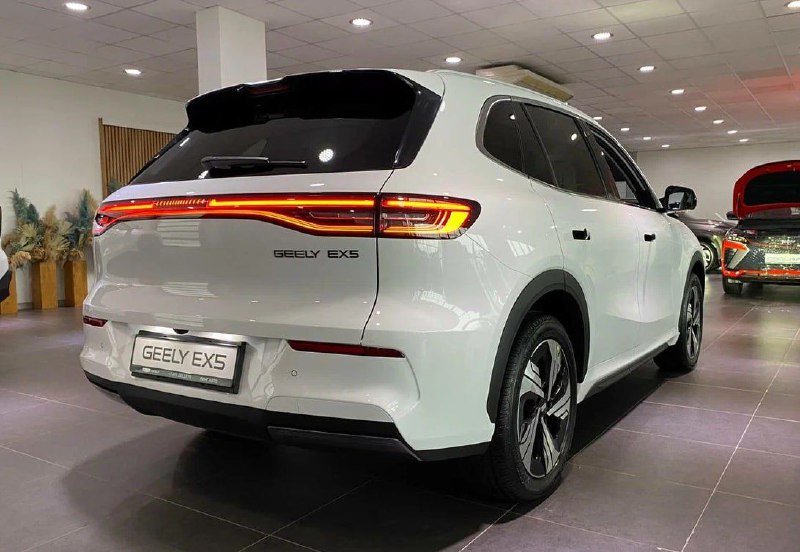 В России начались продажи электрокроссовера Geely EX5 4
