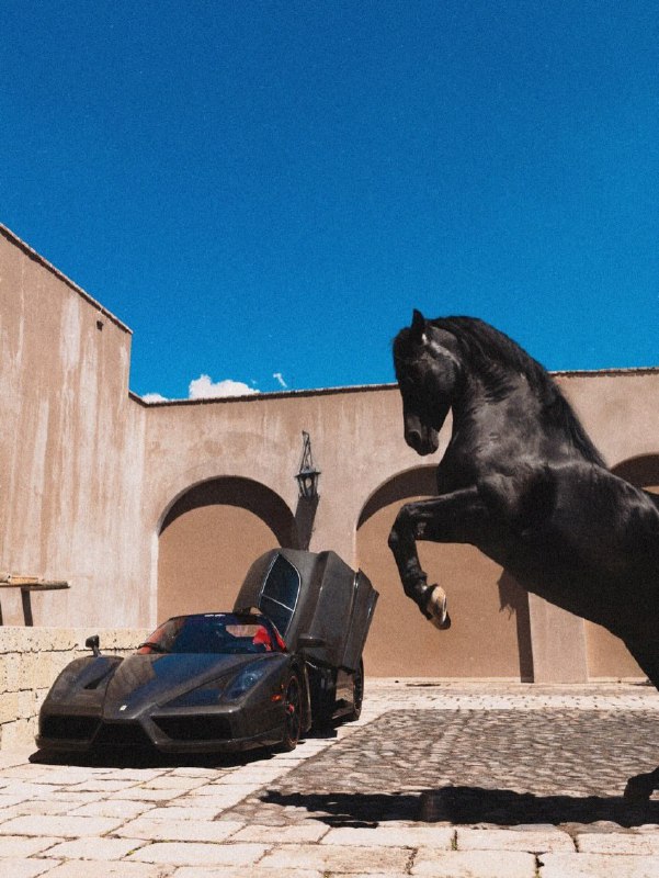 В Мексике пересобрали логотип Ferrari в реальности — фотограф снял углеродный Ferrari Enzo рядом с н 2