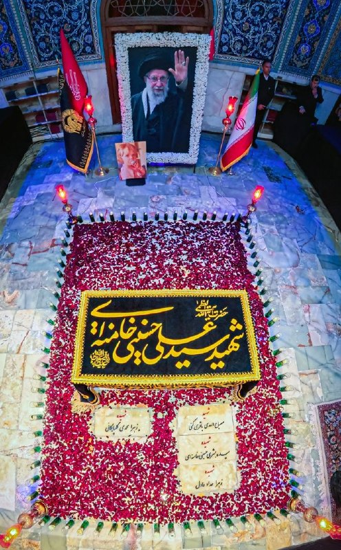 اخبار خراسان رضوی: 📸 نمای ویژه از مزار نورانی رهبر شهید در رواق دارالذکر حرم مطهر رضوی🔹نمایی ویژه از مزار نورانی «آقای شهید ایران» در رواق