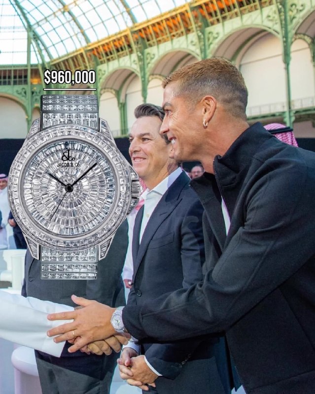 CR7 NEWS: 🟢 کریستیانو رونالدو، اسطوره فوتبال، شب گذشته در فینال جام جهانی ورزشهای الکترونیکی در پاریس، ساعتی از مدل Royal Baguett