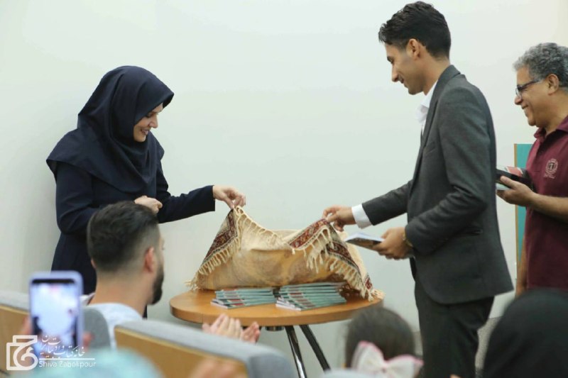 آوای قلم: 📸 گزارش تصویری از نشست رونمایی و بررسی کتاب «سوررئالیسم در شعر معاصر فارسی»ببینید#خانه_کتاب_و_ادبیات_ایران@AvayeQalam📸