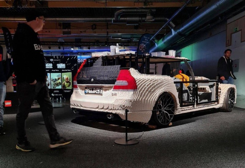 Шведский умелец собрал Volvo V70 в натуральную величину из 350 тыс. деталек LEGO