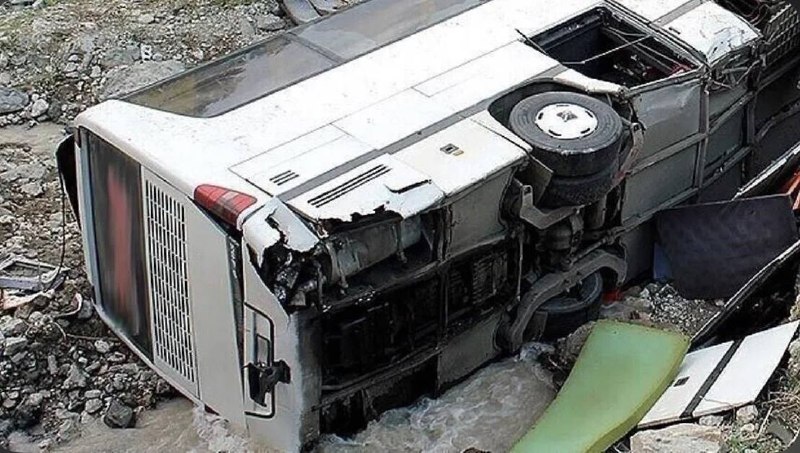בהתנגשות של שני אוטובוסים נוסעים בציר דיר אזור-דמשק בסוריה נהרגו 19 בני אדם ו-27 נפצעו.