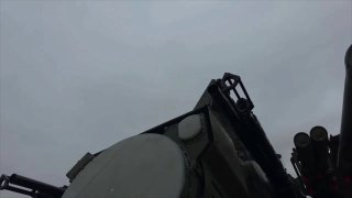 מערכת טילים נגד מטוסים Pantsir-S1 במהלך התקשרותה עם מטרה אווירית. המערכת משתמשת, בין היתר, בטיל TKB-1055 גו…