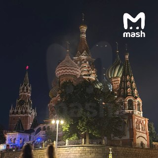 Задымление в храме Василия Блаженного в центре Москвы — по словам очевидцев, к месту приехали 10 пожарных машин.❗ Не грузятся фото и видео? Читайте нас в MAX