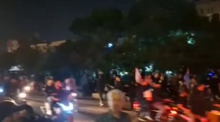 מבזק: אולם התפילה (מוסלה) בטהרן כבר הומה אדם. הדלתות ייפתחו רק בשעה 06:00.