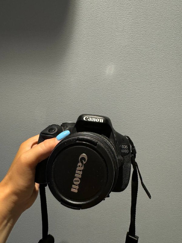 Продам фотоаппарат Canon 600D. Нет карты памяти и зарядки. Торг уместен. — фото 1