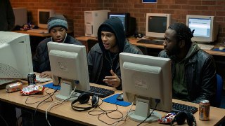 Чат-боты с человеческим лицом (буквально)Мужчина из Кении трудоустроился оператором чата, выдавая себя за виртуального помощника. Ему пришлось изображать несколько личностей разных полов и выслушивать множество интимных и эмоционально тяжёлых историй от по