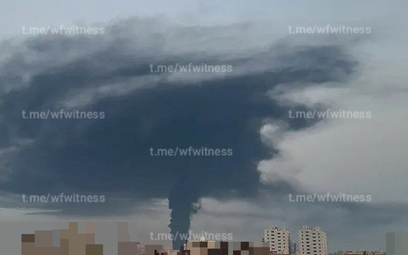 ️🇮🇷 תמונות מהיום מוקדם יותר מעל האי קשם במחוז הורמוזגן באיראן מציגות עשן שחור עולה משכונת צ'ה טנגו, קרוב…