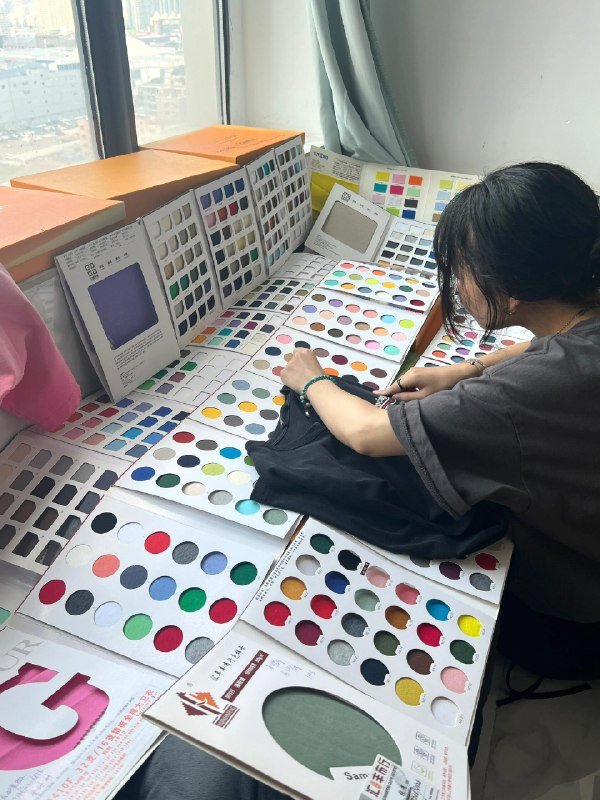 来发个家里的生意• 1995-2021年开始做外贸服装，有BSCI/WRAP/ISO资质，主要是Tshirt和家居服，供欧美为主，主要是知名品牌代加工• 2022-2025年主要网球服/卫衣等款式，也是出口为主，因近期关税问题，也接国内中小订单• 优势：从接单速度/打样能力/生产管理/品质保障，都得到了国际客户的认可，接国内的高品质订单完全没问题~• 新增板块：如果是服装主理人初期创业找我们，可10件起订无样衣：提供图片或者设计稿并标明所需细节尺寸有样衣：直接把样衣邮寄到厂里报价，标注样衣修改的地方来料加工：客户面料邮寄，制作样衣代找面料：根据需求先找面料邮寄小样，确定后制作样衣AI出图：20年老师傅优化版型支持类别： 「卫衣」、「网球服」、「家居服」如果能转发就更好了来发个家里的生意• 1995-2021年开始做外贸服装，有BSCI/WRAP/ISO资质，主要是Tshirt和家居服，供欧美为主，主要是知名品牌代加工• 2022-2025年主要网球服/卫衣等款式，也是出口为主，因近期关税问题，也接国内中小订单• 优势：从接单速度/打样能力/生产管理/品质保障，都得到了国际客户的认可，接国内的高品质订单完全没问题~• 新增板块：如果是服装主理人初期创业找我们，可10件起订无样衣：提供图片或者设计稿并标明所需细节尺寸有样衣：直接把样衣邮寄到厂里报价，标注样衣修改的地方来料加工：客户面料邮寄，制作样衣代找面料：根据需求先找面料邮寄小样，确定后制作样衣AI出图：20年老师傅优化版型支持类别： 「卫衣」、「网球服」、「家居服」如果能转发就更好了