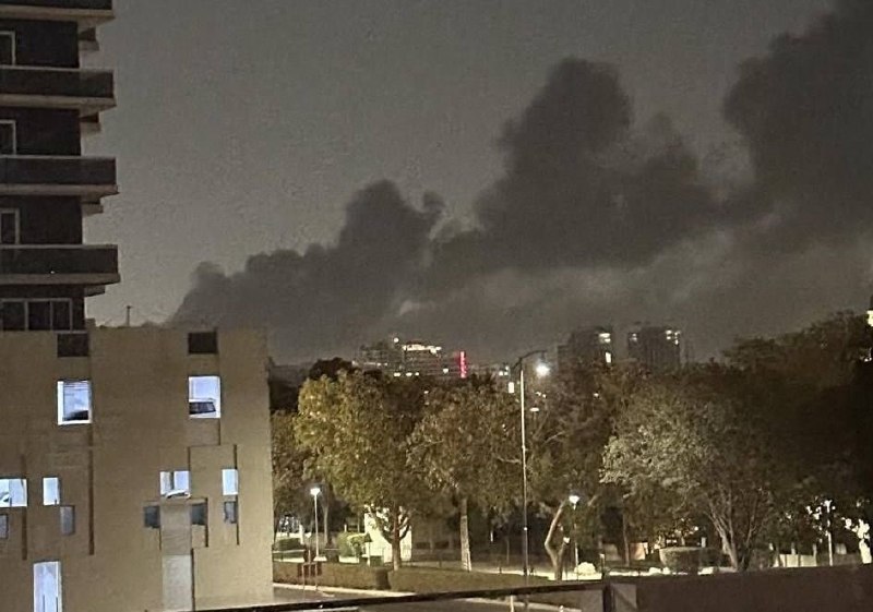 🔸 עשן עולה מנמל ג'בל עלי בדרום דובאי