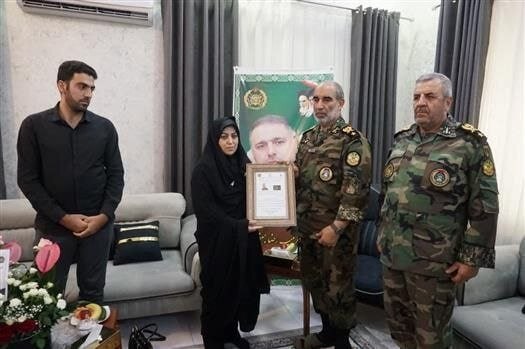 اخبار سوریه: 🔳ابلاغ درجه سرتیپی «شهید جعفرزاده » ➖امیر سرتیپ علی جهانشاهی فرمانده نیروی زمینی ارتش جمهوری اسلامی ایران در دیدار با خا