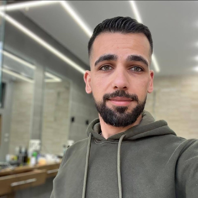 בהמשך, עצרו כוחות הכיבוש את הצעיר "אחמד מוחמד אשור", לאחר שפשט היום עם שחר על בית משפחתו בכרום עשור בשכם.