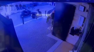 🚨📹 מצלמת מעקב חושפת את רגע הירי במהלך הסכסוך אתמול בבורג' אבי חיידר, שגרם למותם של שני בני אדם.