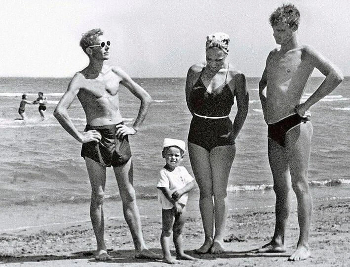 Лето 1952 года. Махачкала. Городской пляж. Актеры — Иннокентий Смоктуновский, Римма и Леонид Марковы. фото