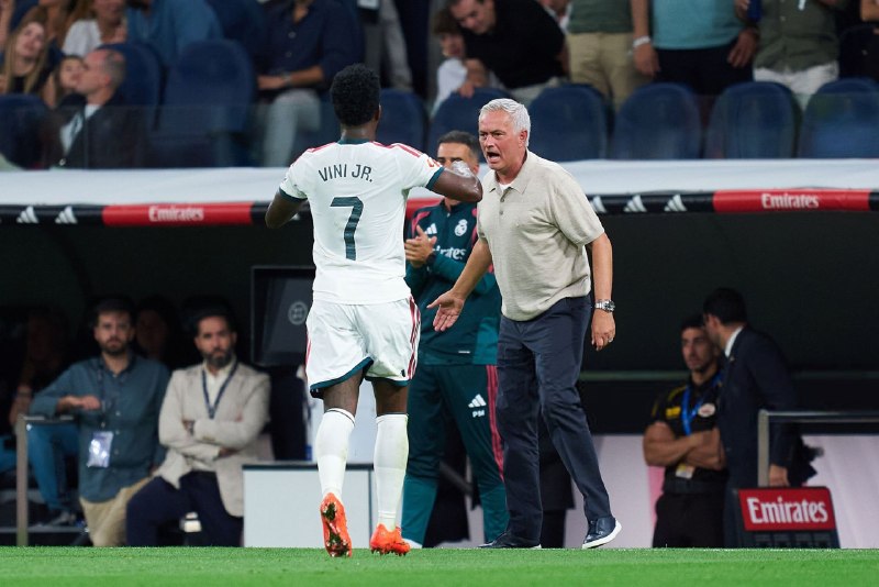 ⚽️ بیست و دو | Bistodo: 🚨⚽️ مورینیو: هنگام تعویض وینی بهش چی گفتم؟ من و وینیسیوس زبون همدیگرو خوب میفهمیم و باهم شوخی میکنیم، خیلی باهاش حال میک