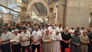 المصلّون يؤدّون العشاء في المسجد الأقصى