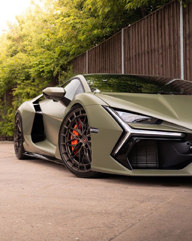 Lamborghini Revuelto