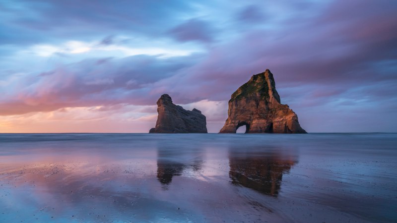 Reflections of a nation's legacyArchway Islands, Wharariki Beach, South Island, New Zealand (© Francesco Vaninetti/AWL/plainpicture)