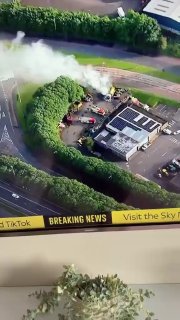 🇬🇧 #Belfast Proteste wurden gestern gewalttätig und verursachten viel Schaden, da die Menschen ihre Wut auf Migrantenhäuser, Autos und Geschäfte auslassen.