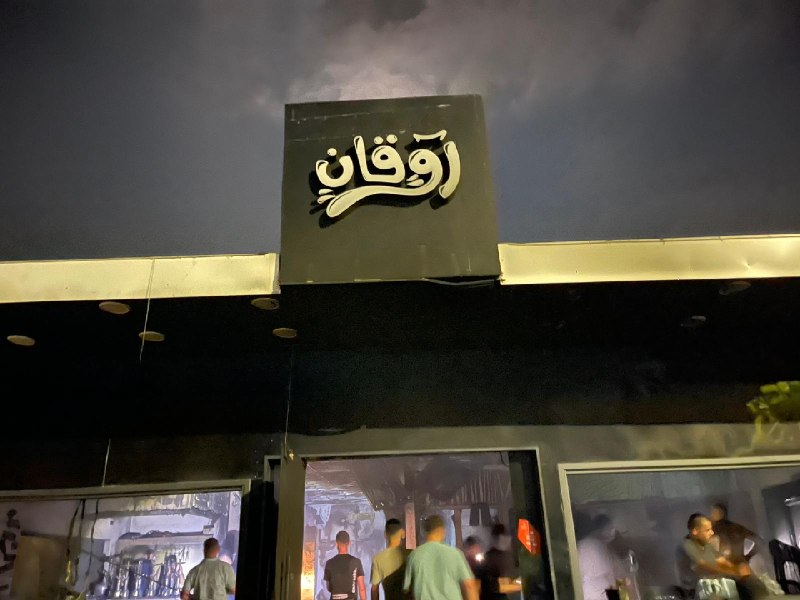 מיליציות של מתנחלים תקפו בית קפה מול אוניברסיטת אל-זיתונה באזור ואדי אל-שער בכפר אל-לבן במזרח התיכון, דרומי…