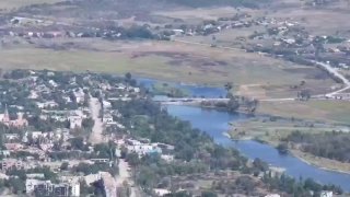מעבר חצייה לכיוון זפוריז'יה נפגע היום על ידי מטוס FAB-3000M-54 רוסי מצויד בערכת הדרכה UMPK, כך נראה בצילומים.