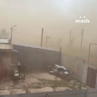Пыльная буря около пяти часов бушует в Саратове и Энгельсе, порывы ветра в области могут достигать 24 м/с.Стену пыли принесло из казахстанских степей вместе с сильной жарой — +37 °C. Видимость на дорогах нулевая, местные жители стараются не выходить из дом