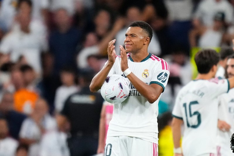 رئال مادرید | Real Madrid C.F: امباپه توپی که باهاش هتریک کردو زد زیر بقلش و با خودش برد. 🤍🆔 @RealMadridFans🇪🇸| @RealMadridTweet | #mt