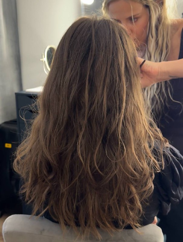 Проголосовало 60 человек, и из них всего лишь 19% выбрали инструмент, который я выбрала для работы с прической Софии.Выбор инструмента зависел от стиля и от того, как должна лежать укладка в течение дня. В нашем случае — это небрежная ретро-укладка, которая подчеркивает феминность и сексуальность. Стойкость на сутки не требуется.В переписке София предложила добавить накладные волосы, и я задумалась… Большой объем волос на голове всегда был желанным качеством для всех и причиной для зависти. Для меня лично густые волосы — это символ дикой сексуальности и внутреннего потенциала человека. Что-то на животном, но я так чувствую. Мне понравилась эта идея. Мы нарастили объем, я бы даже сказала — гриву.Сама укладка технически выполнена в классическом ретро-стиле. Инструментом для накрутки стал стайлер Dyson с тонкой насадкой для локонов. Почему именно он? Помним, что укладка должна быть небрежной: стайлер хорошо справляется с задачей создать «идеальные локоны», но еще лучше — эти локоны выглядят после него, слегка теряя в накрутке и становясь расслабленными, естественными.Почему не использовали другие инструменты:— накрутка на бигуди занимает много времени, которого у нас не было;— круглый стайлер/плойка дают слишком стойкий результат, а нам не нужны «кудри на все бабки». Если использовать их с коротким временем нагрева (например, держать две секунды), результат будет ненадежным для клиентской укладки на мероприятие.P.S. обожаю моделирующий термозащитный спрей Maria Nila — сухой и с хорошей фиксацией локона (Shaping Heat Spray)Проголосовало 60 человек, и из них всего лишь 19% выбрали инструмент, который я выбрала для работы с прической Софии.Выбор инструмента зависел от стиля и от того, как должна лежать укладка в течение дня. В нашем случае — это небрежная ретро-укладка, которая подчеркивает феминность и сексуальность. Стойкость на сутки не требуется.В переписке София предложила добавить накладные волосы, и я задумалась… Большой объем волос на голове всегда был желанным качеством для всех и причиной для зависти. Для меня лично густые волосы — это символ дикой сексуальности и внутреннего потенциала человека. Что-то на животном, но я так чувствую. Мне понравилась эта идея. Мы нарастили объем, я бы даже сказала — гриву.Сама укладка технически выполнена в классическом ретро-стиле. Инструментом для накрутки стал стайлер Dyson с тонкой насадкой для локонов. Почему именно он? Помним, что укладка должна быть небрежной: стайлер хорошо справляется с задачей создать «идеальные локоны», но еще лучше — эти локоны выглядят после него, слегка теряя в накрутке и становясь расслабленными, естественными.Почему не использовали другие инструменты:— накрутка на бигуди занимает много времени, которого у нас не было;— круглый стайлер/плойка дают слишком стойкий результат, а нам не нужны «кудри на все бабки». Если использовать их с коротким временем нагрева (например, держать две секунды), результат будет ненадежным для клиентской укладки на мероприятие.P.S. обожаю моделирующий термозащитный спрей Maria Nila — сухой и с хорошей фиксацией локона (Shaping Heat Spray)