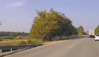 Вертолет с членами ЦИК и журналистами совершил жесткую посадку на СахалинеВ облизбиркоме отметили, что при заходе на аэродром Сокол машина стала резко снижаться, но пилот сумел посадить ее на дорогу, после чего вертолет съехал в кювет. Все находившиеся на 