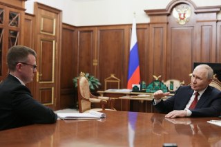 Путин провел совещание по топливному кризису и признал очереди на заправкахВечером 28 июня Владимир Путин провел совещание по обеспечению внутреннего рынка топливом с участием руководителей крупнейших энергетических компаний, сообщила пресс-служба Кремля.⚪