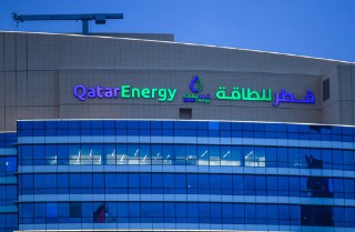 Крупнейший в мире поставщик СПГ QatarEnergy сообщил о форс-мажоре в работеОбъекты QatarEnergy подверглись атаке иранских беспилотников. В частности, под удар попали газовый объект в Рас-Лаффане, а также еще один энергетический — в Месаиде. После этого комп