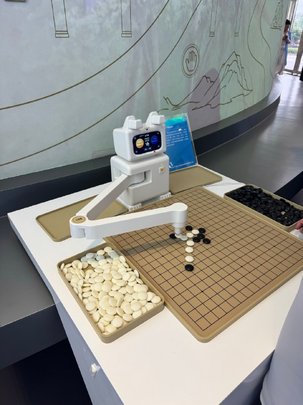这个机器人有点菜抓棋子有时候要抓好几下才抓得起来