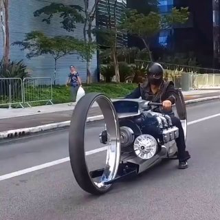 The TMC Dumont is a hubless motorbike powered by a 224kW Rolls-Royce aircraft engine and is the work of Brazilian ex-Formula One driver turned motorcycle custom builder Tarso Marques.Science and facts💡