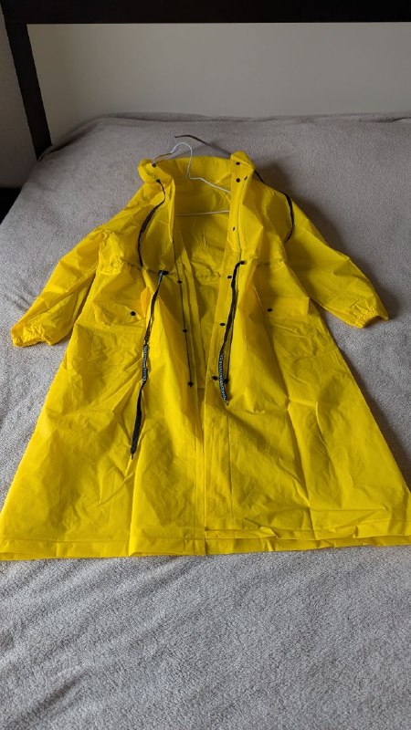 Продам классный дождевик с Temu, плотный, с козырьком. На рост около 170 см. Идеальное состояние, на — фото 1