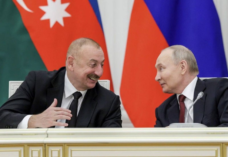 Ильхам Алиев поздравил Владимира Путина и всех россиян