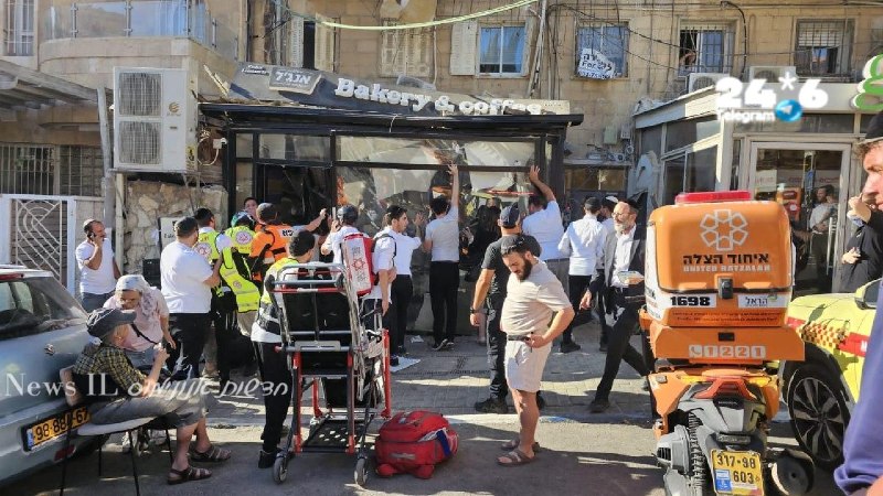 🇮🇱 צוותי ההצלה מנסים לחלץ לפחות 5 שנלכדו בקריסת מבנה במאפיית אנג'ל בשכונת רחביה בירושלים.