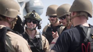 ארצות הברית: מפקד CENTCOM אומר שהצי האיראני הושמד, לא נראתה משמרות המהפכה בהורמוז אדמירל בראד קופר, מפקד פי…