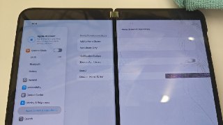 iOS 26 портировали на Duo... Surface DuoРазработчик потратил два месяца, чтобы портировать ядро Apple XNU на смартфон Microsoft, с нуля написал драйверы для Snapdragon 888 и слой совместимости для перевода Metal в Vulkan.Интерфейс закономерно размазывается