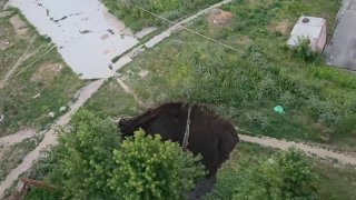 Часть жителей Новосибирска осталась без холодной воды после провала грунта, передает «Сибирский Экспресс».