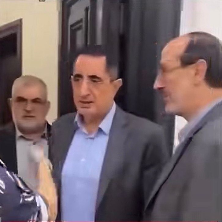 מסתובב סרטון שלכאורה נראים אנשי כוחות הביטחון מגרשים מבית הנבחרים נציגים מגוש "אל-ופא", אך האמת היא שהוא נו…