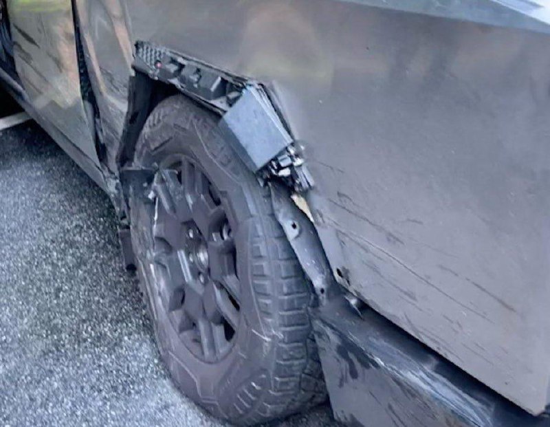 Новый пикап Tesla Cybertruck попал в ДТП вскоре после покупки 2
