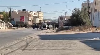 כוחות הכיבוש סורקים כלי רכב ומחסמים את מעברם בשטח הפרויקט בעיר אל-דהריה, דרומית לחברון.