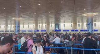 נמל התעופה בן גוריון הופסק זמנית לאחר שעובדים עצרו את הצ'ק-אין והטיסות על רקע קשיים תפעוליים ותלונות על עומ…