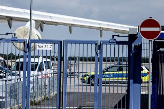 Германия официально обвинила Россию в организации атаки в аэропорту Лейпцига  Исполнители и организаторы атаки в аэропорту немецкого Лейпцига действовали по поручению российских государственных органов. Об этом заявил глава министр внутренних дел ФРГ Алекс