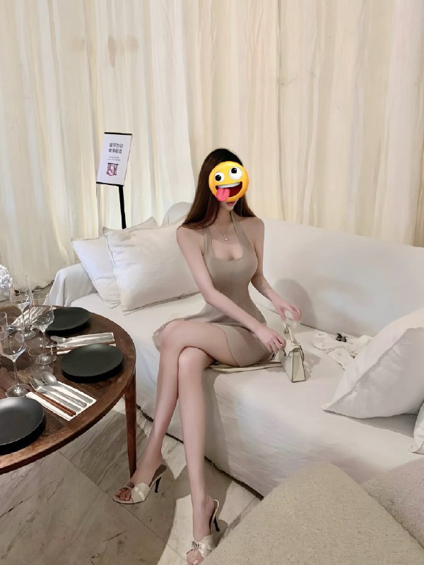 这个AI真的感觉是被扒光了拿来展示一样，但右下角那两样可没有啊🤣这个AI真的感觉是被扒光了拿来展示一样，但右下角那两样可没有啊🤣